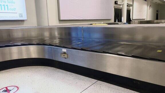 在机场有行李传送带