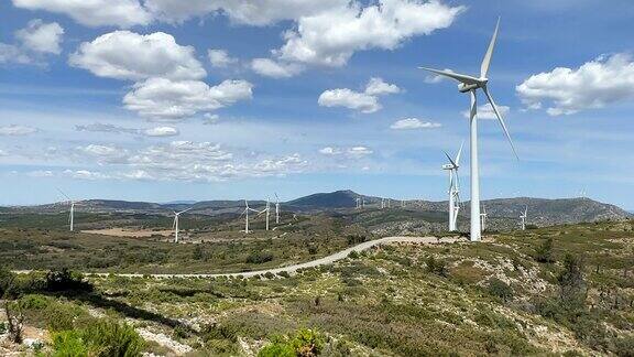 山上的风力涡轮机风公园风力发电风电场或新风绿色能源