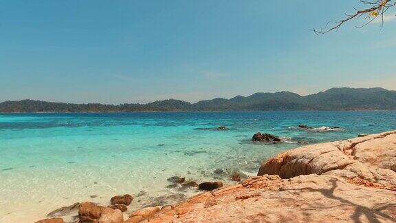 热带岛屿的海滩与蓝色的绿松石海