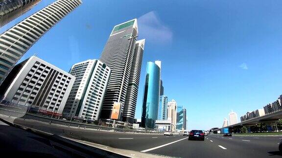 开车穿过迪拜摩天大楼交通迷人的城市VAE4K