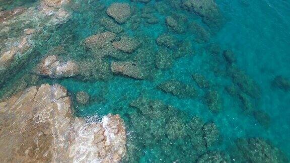 自然通风南部景观与绿松石海或海湾意大利度假和旅游的美丽地方无人机视频拍摄与复制空间意大利南部