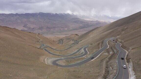 中国西藏蜿蜒的山路