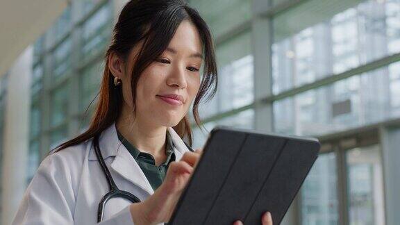 医生、平板电脑和一名妇女在医院大厅上网、交流或聊天亚洲女性保健工作者拥有时间表、在线咨询或远程医疗应用程序的技术