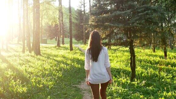 日落时分一个女人在森林里散步慢动作