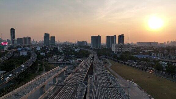 图为泰国曼谷正在建设的新铁路枢纽交通大楼“邦苏中央车站”