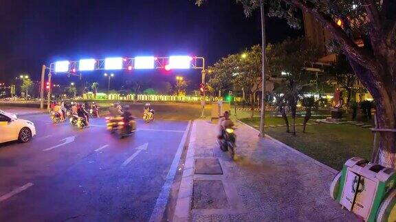 夜间交通越南的摩托车交通灯延时