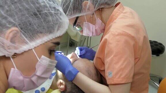 年轻的女牙医给一个男人治疗牙齿