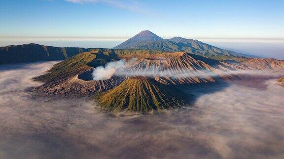 4K超延时鸟瞰图飞向云海之上的Bromo火山