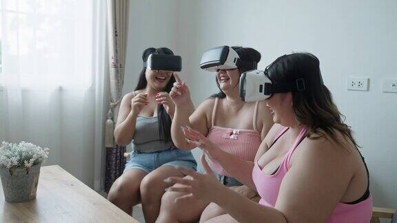 一群亚洲超重女性朋友喜欢在客厅一起戴VR