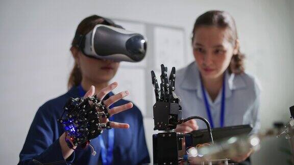 开发工程师正在用增强现实耳机控制未来机器人手臂