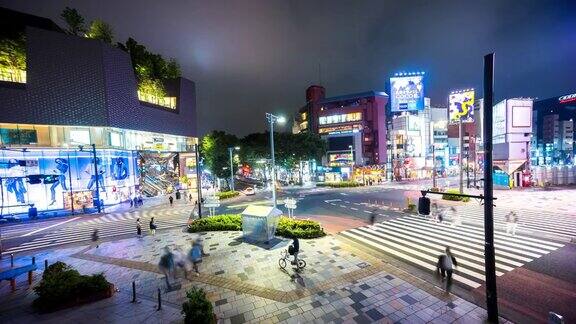 日本东京原宿一个繁忙的十字路口的时间间隔显示了许多行人和交通