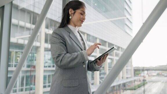 平板电脑行走和商务女性在办公室在线沟通网络和规划负责数字技术报告、网站和日程安排的企业经理、专业人士和女性