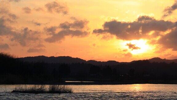 在日本的河流和山脉中戏剧性的日落