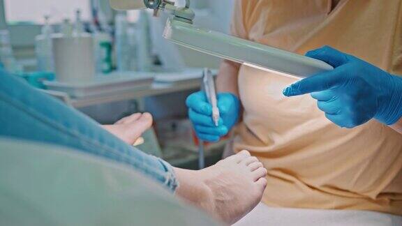 SLOMO足疗师使用电动工具为年轻女性修脚