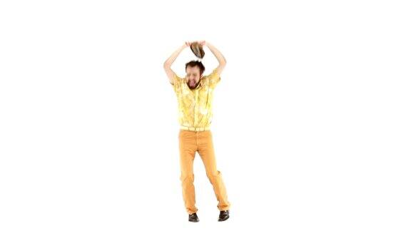 70多岁的大胡子男子戴着一顶帽子穿着黄色花橙复古衬衫在103bpm的音乐轨道上现场跳舞白色隔离高清视频片段