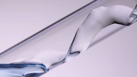 蓝色液体在玻璃管内螺旋流动