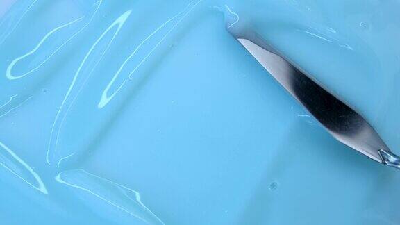 蓝色浓稠液体的质地