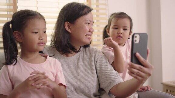 有两个女儿的母亲喜欢在家用智能手机进行视频通话