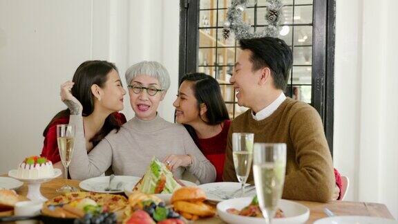 亚洲家庭喜欢在节日期间到餐馆吃饭庆祝家庭团聚的活动午餐就像特殊场合的餐厅概念下馆子