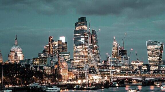 伦敦夜景桥市中心的商业