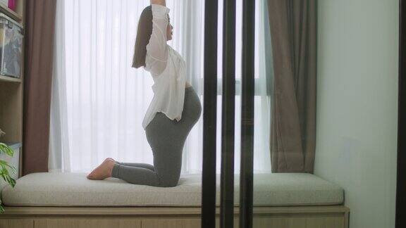 孕妇早上在家做瑜伽练习