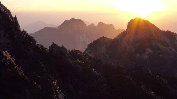 中国东部黄山的龟峰观景台