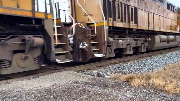 在西科罗拉多州乡村地区迎风驶来的火车在铁轨上快速行驶