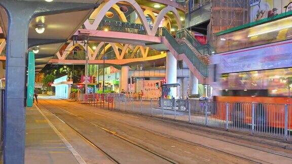 在香港铜锣湾以历史电车为背景的4K时间推移的行人