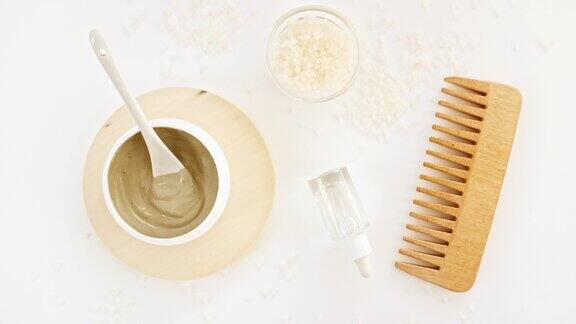 天然化妆品、护肤品白色桌子上的水疗美容用品按摩、面膜、面霜、精油和海盐天然有机生态化妆品环保产品