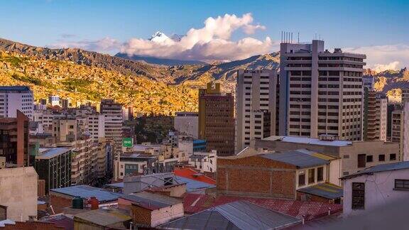 拉巴斯玻利维亚中心时光流逝的城市景观与远处的山脉