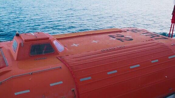 大型客船上的救援船邮轮上的救生艇以落日为背景的美丽大海