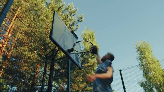 篮球运动员跳把球扔进篮筐运动的成就