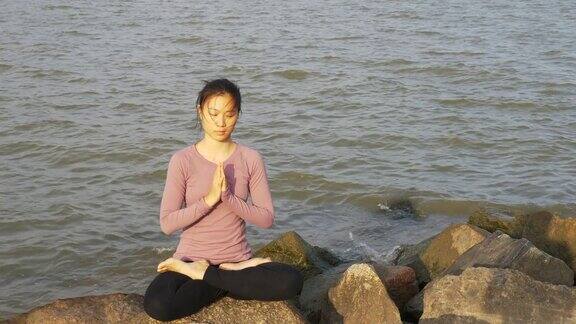 一名女子在深圳海滨做冥想瑜伽