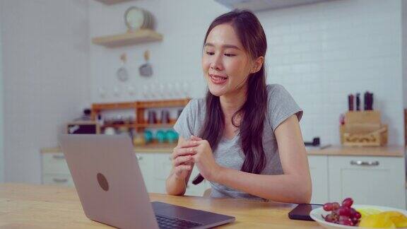 年轻的亚洲女性在远程在线课堂上使用笔记本电脑进行视频会议