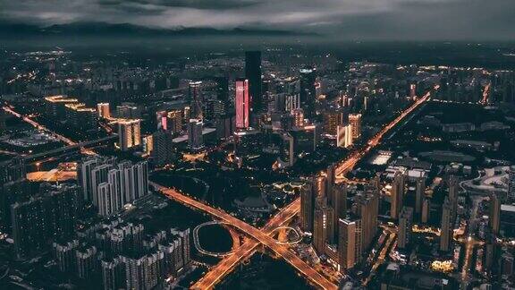 时间推移夜间城市景观的无人机视图