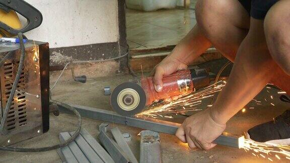 一名亚洲工人正在使用钢制刀具