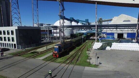 无人机拍摄货运站内移动的货运列车