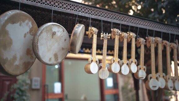 中国新疆喀什市场上出售的维吾尔族乐器