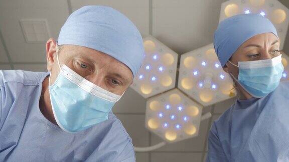外科医生和助手在做手术病人躺在手术台上