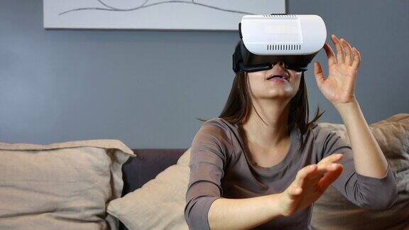女人在家里戴VR眼镜虚拟现实
