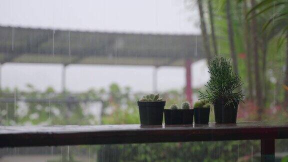 阳台上有暴雨和雨滴