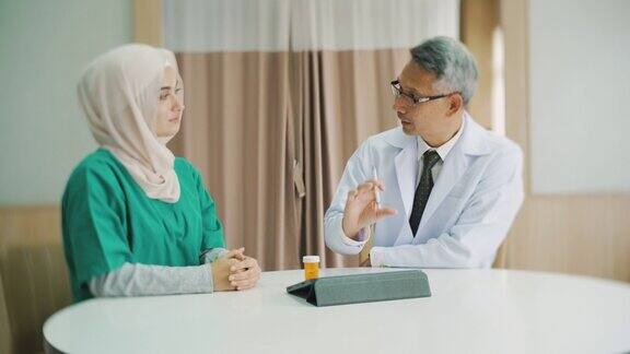 医生和护理助理讨论各种药物