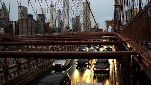 曼哈顿城市和布鲁克林大桥上的交通
