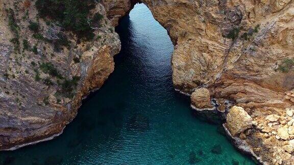 岩石中的天然拱门和绿松石色海水海湾DelikDeniz土耳其风光