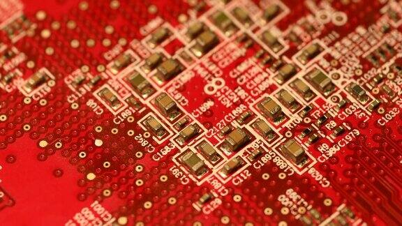 电子线路板转动红色印刷电子板的宏观细节与元件