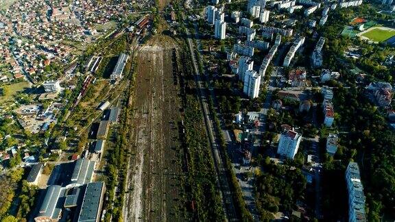 静态无人机在高空拍摄城市附近的火车轨道全景