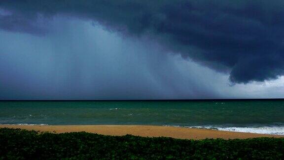 泰国普吉岛安达曼海上的风暴云