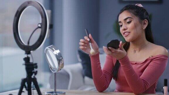 一名年轻女子在家用智能手机拍摄自己化妆的4k视频