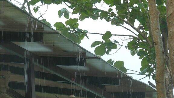 倾盆大雨从屋顶倾泻而下