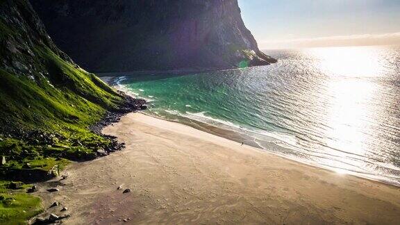 航拍克瓦尔维卡海滩在挪威罗浮敦群岛斯堪的纳维亚半岛